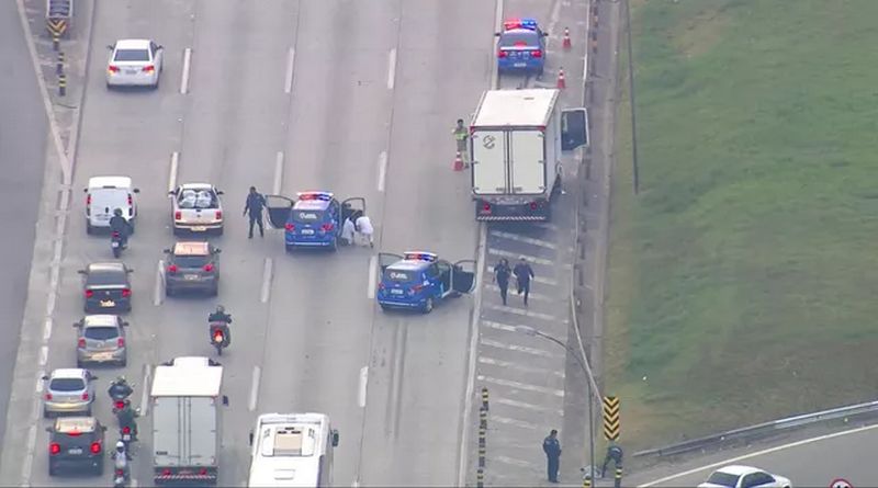 Suspeito de roubar caminhão com carnes é preso após troca de tiros com GCM de Itapevi