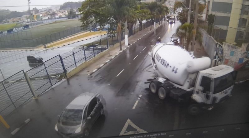 Câmera de videomonitoramento flagra caminhão derramando concreto em via pública e multa empresa