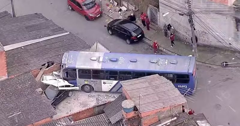 Ônibus da EMTU invade casa no Jardim Vitápolis e causa estragos