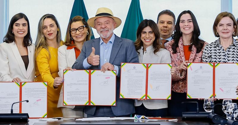 Lula sanciona Pix Pensão e amplia proteção às mulheres