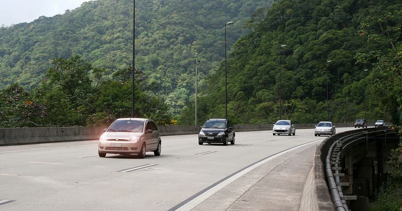 Saiba como funciona o uso de farol em rodovias durante o dia